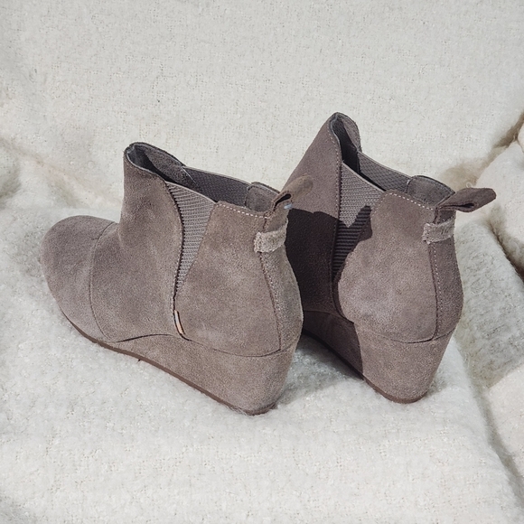 Tom’s Taupe Grey Suede Kelsey Booties Size 7W - Picture 3 of 9